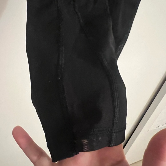 Lululemon women’s running leggings with mesh cutout on legs size 2 - Picture 4 of 5
